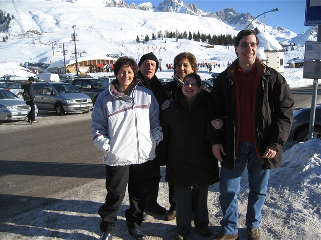 Un gruppo di camminatori preferisce solcare i boschi anziche' le piste da sci. Da sinistra, Rosa, Eugenio, Chiara, Alessandra e Domenico.